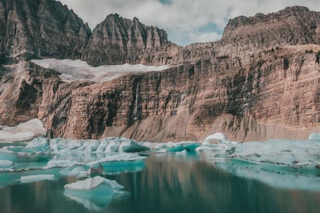 ABD?de yaplan yani bir alma ise, snan okyanus ve atmosferin Thwaites'i uurumun eiine getiren tek faktr olmadn gsteriyor. Communications Earth & Environment dergisinde yaynlanan bir almada, aratrmaclar blgedeki jeotermal s aknn yeni haritalarn oluturmak iin Bat Antarktika'dan gelen jeomanyetik alan verilerini analiz etti.