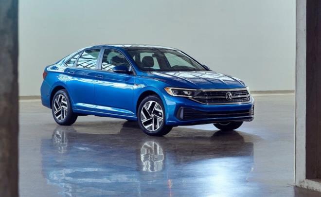 D tasarmda n ve arka tamponlar yenilenmi. Rising Blue ve Kings Red gibi yeni metalik renk seenekleri skalaya eklenmi.