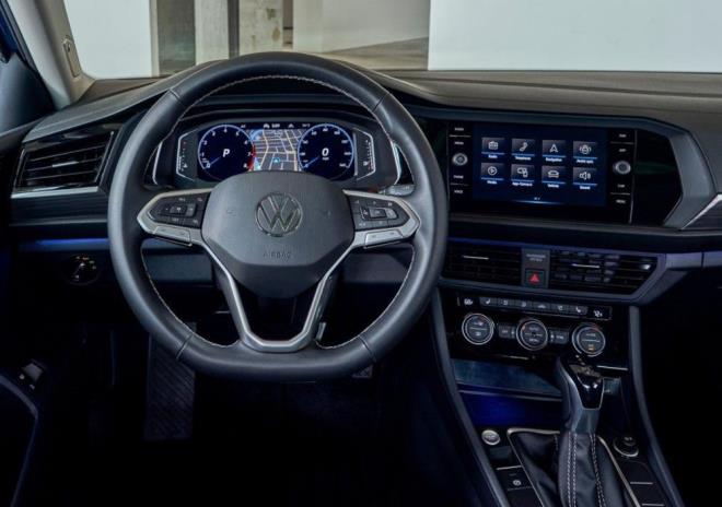 Aracn i ksmnda ise 8 inlik dijital gsterge paneli giri seviyesinden itibaren standar olarak sunuluyor. GLI versiyonunda 10 inlik bir ekran yer alyor.