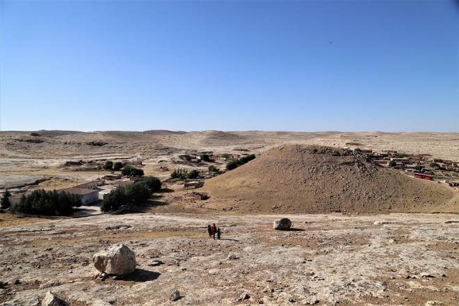 anlurfa ehir merkezine 80 kilometre mesafedeki Eyybiye ilesine bal Yamurlu Mahallesi'nde yer alan Somatar Antik Kenti, firavundan kaan Hazreti Musa'nn yaad yer olarak kabul ediliyor.