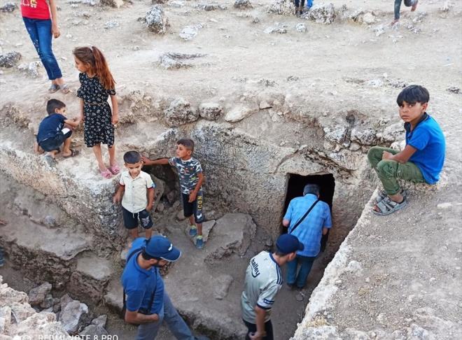 HZ. MUSA KUYUSU VE KAYA MEZARLARI    Blgede ok sayda maara olduunu de belirten oban, "Burada Museviler iin byk nem tayan Hz. Musa kuyusu var. Somatar birok ilgi gryor. zellikle astrologlar iin bu antik kent ilgi oda olup dikkat ekici bir tarihi mekan olarak ne kyor. Srf Somatar iin blgeye gelen turist kafileleri var. Son dnemde gezgin olan yldz bilimleriyle uraan gruplara bu blgede rastlyoruz. Somatar blgesinin bir dier nemli zellii de anlurfa ve blgemizde oka kaya mezarlar bulunuyor"