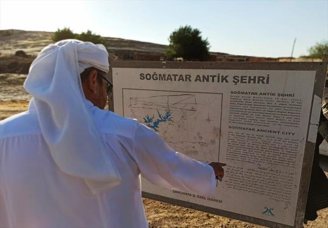 "AYRI AYRI TAPINAKLAR BULUNUYOR"    anlurfa Blgesel Turist Rehberleri Odas Bakan Mslm oban, kentteki en nemli tarihi mekanlarn banda Somatar Antik Kenti'nin geldiini syledi.    Blgede olduka ilgin yaplarn bulunduunu vurgulayan oban, yle konutu:    "Kentimizde u an en ok ilgi eken ve gizemli olan tarihi yerlerin banda Somatar geliyor. Somatar'da hem yldzlar hem gezegenler iin yapld deerlendirilen ayr ayr tapnaklar bulunuyor. zellikle gne ve ay tanrs iin yapldna inanlan kabartma ve heykeller var"