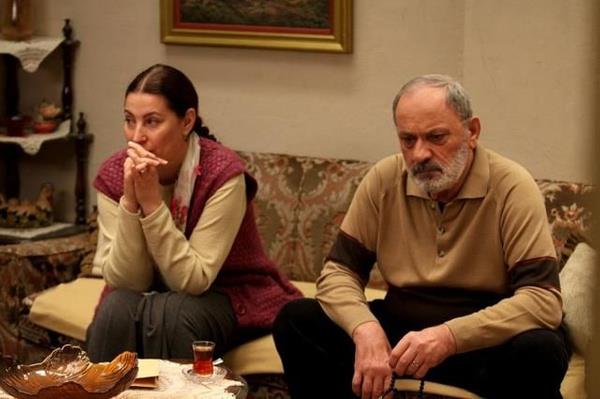 Hastane bahesinde gazetecilere aklama yapan ekmez'in avukat Aya ztrk, "Zorlu bir sreti. Kanser hastasyd. Rahatszl kk dille balamt. Baka hastalklar da vard. Bugn kalbi durmu" ifadelerini kulland.