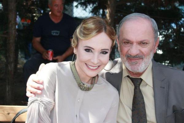 Oyuncu ve tiyatrocu Ahu Sungur, usta ismin lmyle ilgili "Metin abiciim ok kral adamdn? sohbetlerimiz hep aklmda.. seninle karlkl oynamak benim iin erefti? Babacan tavrn gnllerde taht kurard.. Mekann Cennet olsun ok zgnm.. #metinekmez" paylamn yapt.