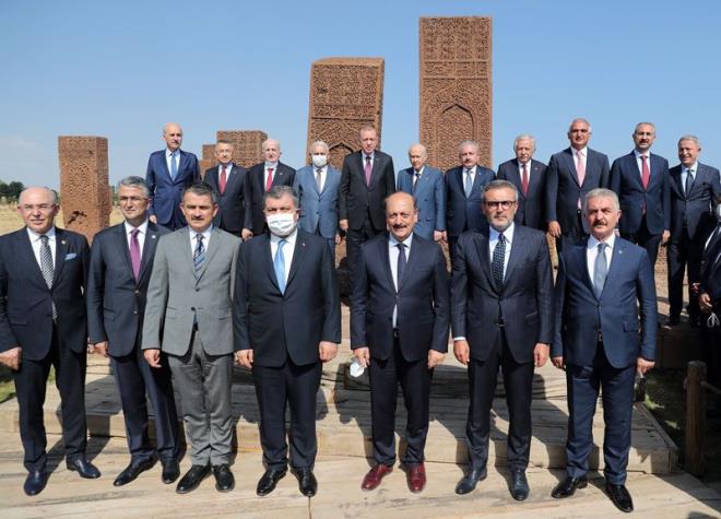 Mu'tan helikopterle Bitlis'in Ahlat ilesine gelen Cumhurbakan Recep Tayyip Erdoan, ile merkezine yaklak 10 kilometre uzaklkta bulunan etkinlik alanna gemeden nce ei Emine Erdoan, MHP Lideri Devlet Baheli, Kltr ve Turizm Bakan Mehmet Nuri Ersoy, evre ve ehircilik Bakan Murat Kurum, Salk Bakan Fahrettin Koca, Adalet Bakan Abdulhamit Gl, Milli Savunma Bakan Hulusi Akar, Jandarma Genel Komutan Orgeneral Arif etin, Emniyet Genel Mdr Mehmet Akta ve Okular Vakf Genel Bakan Haydar Ali Yldz ile birlikte blgenin en byk Trk ve slam mezarl olan Ahlat Seluklu Meydan Mezarl'n ziyaret etti. Yaklak yarm saat burada kalan Cumhurbakan Erdoan daha sonra beraberindekilerle eitli etkinliklerin dzenlendii arho mevkisine geti. Cumhurbakan Erdoan, burada toplanan vatandalara hitap ediyor.