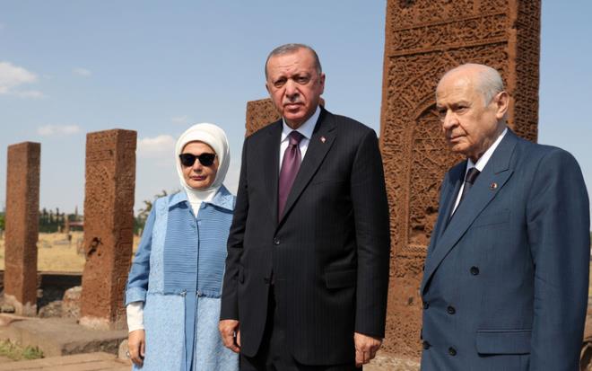 Malazgirt Zaferi'nin 950. yl dnm dolaysyla Ahlat'ta dzenlenen etkinliklere katlmak zere Bitlis'e gelen Trkiye Cumhurbakan Recep Tayyip Erdoan ve MHP Genel Bakan Devlet Baheli, UNESCO Dnya Kltr Miras geici listesindeki dnyann en byk Trk slam Mezarl olma zelliini tayan Bitlis'teki Ahlat Seluklu Meydan Mezarl'n ziyaret etti.