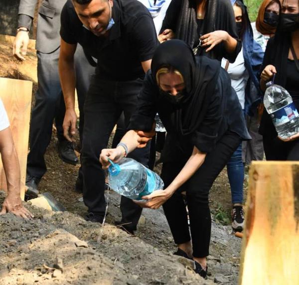 Emine n'n annesi Mzeyyen Bolverdi, Zincirlikuyu Camii?nde klnan cenaze namaznn ardndan topraa verildi. Emine n'n cenazedeki haykrlar herkesi alatt.