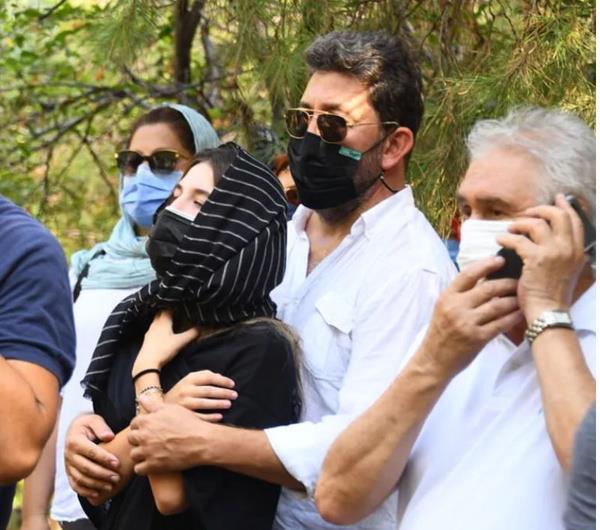 Cenazeye Emine n?n kz Duru Knay, eski ei Emre Knay ve  oyuncu Aye Tolga katld.