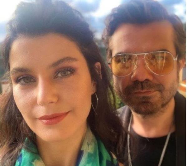 Programn ilk gnnde magazin dnyasn sarsan dedikodularla masaya oturan Seren Serengil, nl arkc Kenan Doulu'nun koronavirse yakalandn, ei Beren Saat'in ise negatif olduunu ve Doulu'nun Covid pozitif olduu halde sahneye kp yzlerce kiiyi riske attn ileri srd.