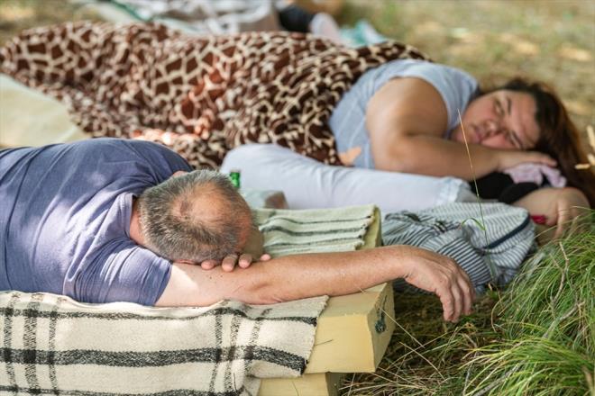 AYAA KALKMAK KURAL HLAL SAYILIYOR    Yarmann kurallarna gre, yatarak yaran yarmaclarn uyumalarna, yiyecek-iecek ihtiyalarn karlamalarna, kitap okumalarna ve telefon kullanmalarna msaade edilirken, ayaa kalkmalar kural ihlali saylyor.