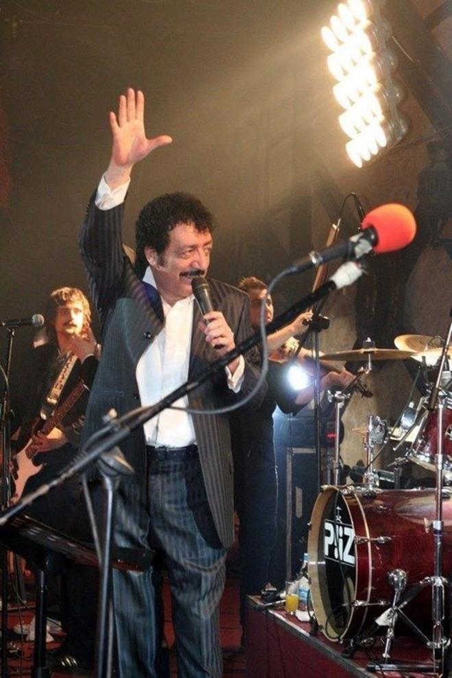 Mslm Grses, arabesk furyasnn ykseldii dnemde Yeilam'a da adm att. ou arkl, trkl olmak zere 38 filmde rol alan Grses, ilk kez 1979'da ekilen ''syankar'' filmiyle kamera karsna geti.    Genellikle sua srklenen, alkolizmin batana saplanm genlerin, ac dolu hayat hikayelerinin ilendii filmlerde rol sanat, kariyerinin son dneminde de komedi filmlerinde yardmc oyuncu olarak grnd.    Sinema oyuncusu Muhterem Nur ile 1982'de Malatya turnesinde ilk kez karlaan ve "Sahneye ilk kim kacak" kavgas eden sanat, bu olaydan sonra Nur'dan ayrlmad.    ocukluunda hibir filmini karmad ve byk bir hayranlk duyduu Muhterem Nur ile 1986'da hayatn birletiren Grses'in, ''Esrarl gzler'' isimli arksn Muhterem Nur iin besteledii sylendi. O dnem Trk sinemasnda olduka popler bir konumda olan Nur, einin isteiyle sanat yaamn sonlandrrken, Grses'in yaamndaki en byk destekisi oldu.