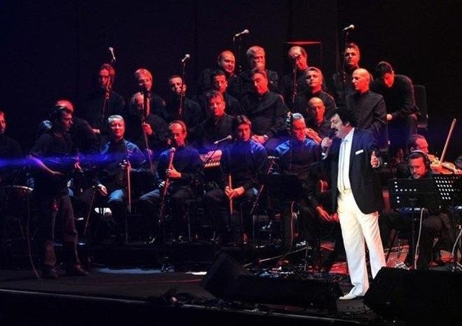 lk pla "Emmiolu/Ovada Taa Basma" adl 45'lii 1968'de karan sanat, kariyer basamaklarnda hzla ykselmeye balad.    Sanat, 29 Mays 1969'da babas tarafndan annesi ldrlnce byk bir sarsnt yaad. Bir iddiaya gre, ayn gn Grses'in kz kardei Zeyno Akba' da ldren babas, cezaevine girdi.    Hayatnn bu noktasyla ilgili hibir zaman konumak istemeyen nl sanat, annesinin vefatnn ardndan geldii stanbul'da, "Giyin Kuan Selvi Boylum/Hayatm Sen Mahvettin" ve "Gitme Gel Gel/Haram Ak" adl iki 45'lik plak doldurdu.