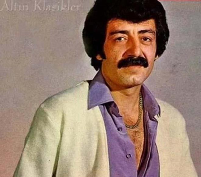 Kazada, aln ciddi biimde zedelenen sanatnn bana, beynini koruyacak plaka takld. Grses, kazadan dolay koku alma duyusunu yitirdi. itme duyusu da ciddi biimde zarar gren sanat, yava konumaya balad.    Usta sanat, 1990'l yllarn banda "zr Diliyorum Senden", "syankar" ve "Ben nsan Deil miyim?" adl albmleriyle mzik dnyasnda ikinci byk kn yakalad.    Yaad aclarla sanatn youran Grses, arklarnda, kendisini umutsuz, aresiz hissedenlerin hislerine tercman olmaya alt. Bir rportajnda Orhan Gencebay ile arasndaki fark, ''Orhan aabey bizim pirimizdir. Orhan Gencebay, 'Byle gelmi, byle gitmez' diyor. Bizse 'Byle gelmi, byle gider' diyoruz'' szleriyle ifade etmiti.