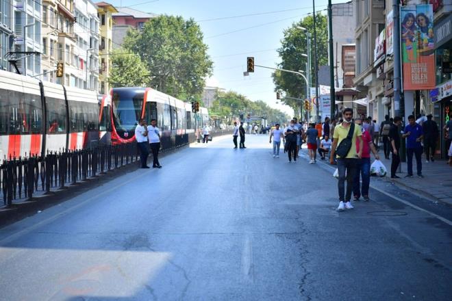 Dzenlemenin blgedeki kaosu bitirecek bir uygulama olduunu syleyen Turan, "Bu, 2016 ylnda UKOME'nin ald bir karard, 2020 ylnda baz revizeler yapld ve 10 gndr uygulamaya getik. u an dnyann her yerinde zlenen ey; sokaklara yayalarn hakim olmasdr. Buras bir yerleim yeri deil, ticaret blgesi. Hem ticaret maksadyla gelenler hem vatandalar hem turistler hem de esnaf mutlu" diye konutu.
