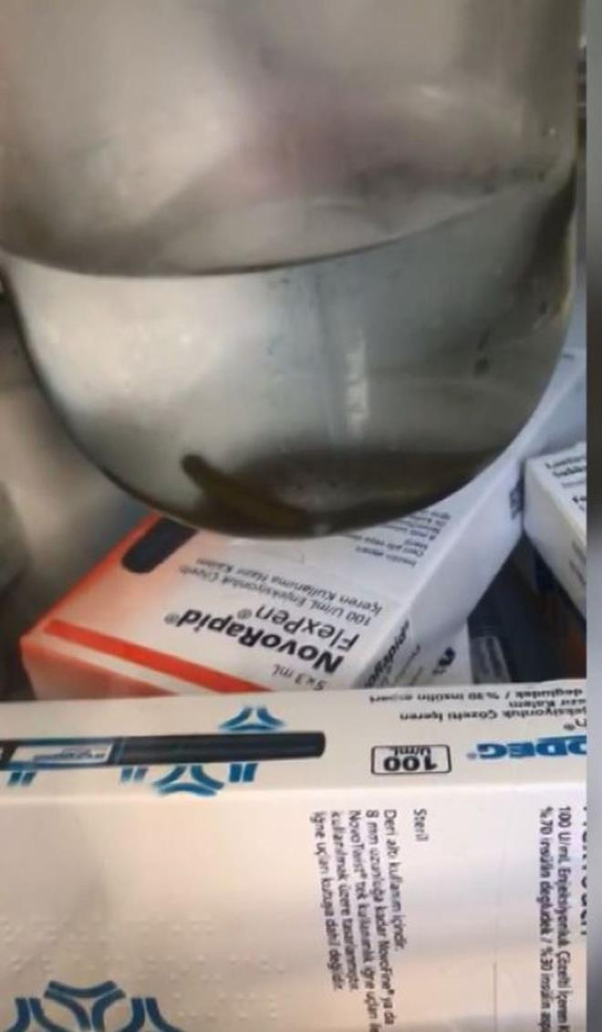 Ekipler kaak faaliyet gsteren adreste arama yapt. Aramada ok sayda ila, ine, reete, gazl bez, hacamat iin kullanlan bardaklar olduu belirlendi. Ayrca buzdolabnn iinde tedavide kullanlan slkler ile zeytin gibi gdalarn yan sra ok sayda ilaca rastlanld. Hacamat tedavisinde kullanlan materyaller polis merkezine gtrld.