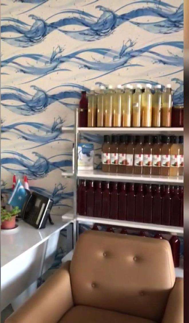 "ZLNDE 'SALIKI' YAZIYORDU, BEN PHE ETTM"   Yaadklarn anlatan E.B. "zel bir rahatszlk sebebiyle, tavsiye zerine Aksaray'da bir salk kuruluu ad altnda bir yere gittim. Zilinde salk yazyordu phe ettim. Orada p, kanlar, slkler ve hacamat yapanlarn elleriyle hastadan almalar dikkatimi ekti. Yine de deneme amal yaptrdm. Herhangi bir belge gremedim. Yaptrdm gibi ba dnmesi oldu" dedi.