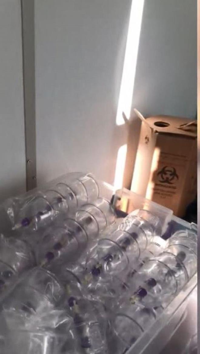 stanbul Esenler'de emlaklk yapan E.B. (35) bir sredir yaad salk problemi iin arkadann tavsiyesiyle hacamat ve slk tedavisi yaptrmaya karar verdi. Arkadann ayn tedaviyi yaptrd Fatih Aksaray'da tabelas da bulunmayan apartman dairesine gitti. ddiaya gre burada, E.B.'nin zel blgesine slk ilemi uyguland, ardndan ayn blgeye jiletle kesik atlarak hacamat ilemi yapld. Eve giderek dua giren E.B., fenalat, hastaneye kaldrld.