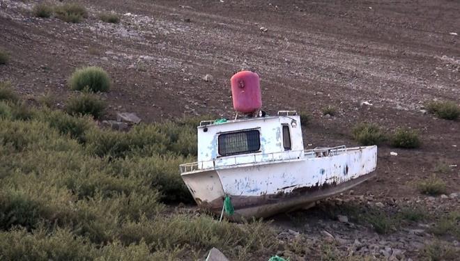 Glde yaanan ekilme sonras balk tekneleri de karaya oturdu. ekilen alandaki toprakta da yarlmalar olutuu grld.