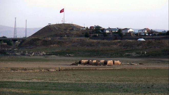 Daha nce, 114 kilometrekarelik baraj glnn altnda kalan Erentepe ve Glimen kylerindeki baz evlerin kalntlar ile bir mezarlk da gn yzne kt.