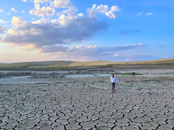 Baraj sularnn ilk zamanlarda ky yolunun kysna kadar ulatn bu nedenle yeni bir yol yapldn anlatan kyllerden Mehmet iek, "u an baktmz zaman o sulardan hibir eser kalmadn gryoruz. Son 10 yldr ilk defa baraj gln bu ekilde gryorum" dedi.