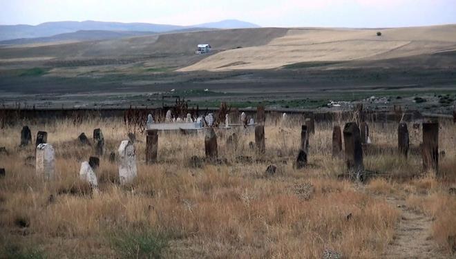 Barajn ekilmesiyle birlikte su altndaki evlerin ortaya ktn ifade eden iek, "Baraj sular altnda kalan kyler, evler, mezarlklar gn yzne kt. Biz de bunu frsat bilerek hem kylerimizi geziyor hem de mezarlktaki yaknlarmza dualar ediyoruz" diye konutu.