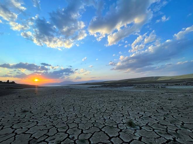 Mu'un Varto ve Bulank ileleri arasnda 2002 ylnda hizmete alnan Alparslan-1 Baraj'nn sular kuraklk nedeniyle ekildi.