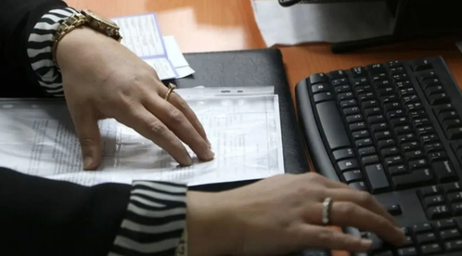 Ababa u aklamay yapt:  <br>  ?alma Bakan szleme srecini eletiren sendikalara merdiven atl sendika derken, toplu szleme ikramiyesinden yararlanma artn ise szleme metnine ?i kollarnda yzde 1 rgtlenme barajn? koyduklarn aklad. Ve bu art bugn Resmi gazetede yaymland.