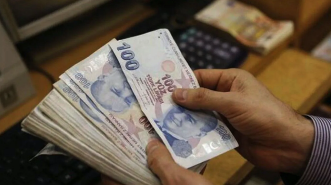 ?AK Parti?nin ve Memur-Sen?in tccar kurnazl, yzde 1 ayrmclyla ortaya kmtr. alma ve Sosyal Gvenlik Bakan Vedat Bilgin?in ye says az ve szlemeye muhalif sendikalar iin ?merdiven alt sendikalar? ifadelerini kullanmasn knyoruz. Ayrca Bakan Bilgin, toplu szleme ikramiyesinden yararlanma artn da ?i kollarnda yzde 1 rgtlenme barajn? koyduklarn aklamtr. Bakan Bilgin?e Anayasa?y ve uluslararas yasalar hatrlatyoruz. Kiisel dnlerini bir kenara brakmasn tavsiye ediyoruz. Szleme bugn Resmi Gazete?de yaymlanmasyla sendikal ayrmclk resmiyet kazanmtr.