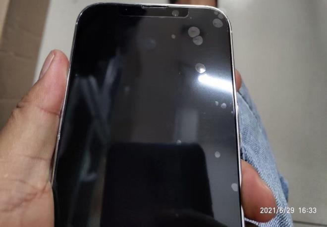 Modeller, iPhone 13 ve iPhone 13 Mini?ye gelen yeni kamera dzeninin yan sra iPhone 13 Pro?da daha kaln bir genel tasarm ve daha byk bir kamera kntsnn olduu da gsteriyor.