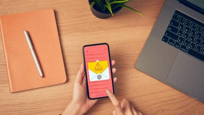 Hertz ya da Hz akll telefonlarn ekranlarn anlatlrken ok kullanlan bir ifade. Bu ifade aslnda saniye bana ekrandaki grntnn yenilenmesi anlamna geliyor. 30 Hz'de ekran 30 kez yenilenirken 120 Hz'de ekran 120 kez yenilenmi oluyor.    Yenilenme hznn artmas grnt kalitesiyle birlikte enerji sarfiyatn da artryor. Samsung'un yeni nesil LTPO ekran panelleri ise 1 Hz'ye kadar dp ardndan 120 Hz'ye kabiliyor.