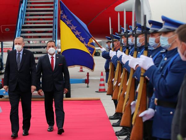 Erdoan, Saraybosna Uluslararas Havaliman'nda Bosna Hersek Gvenlik Bakan Selmo ikoti ile Saraybosna Bykehir Belediye Bakan Benjamina Karic ve Trkiye'nin Saraybosna Bykelisi Sadk Babr Girgin tarafndan karland.