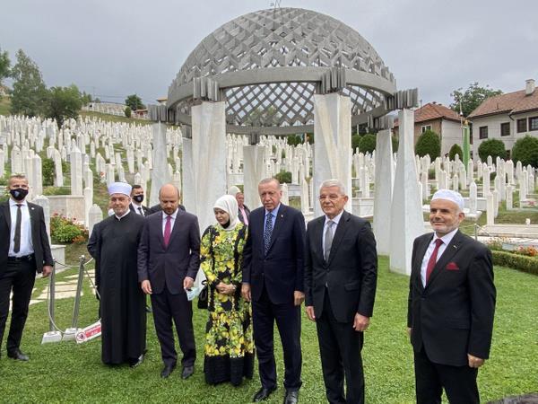 Erdoan, Bosna Hersek temaslar kapsamnda ilk olarak Aliya zzetbegovi'in kabrini ziyaret etti, ardndan Vakflar Genel Mdrlnce restore edilen Baar Camisi'nin alna katlacak.