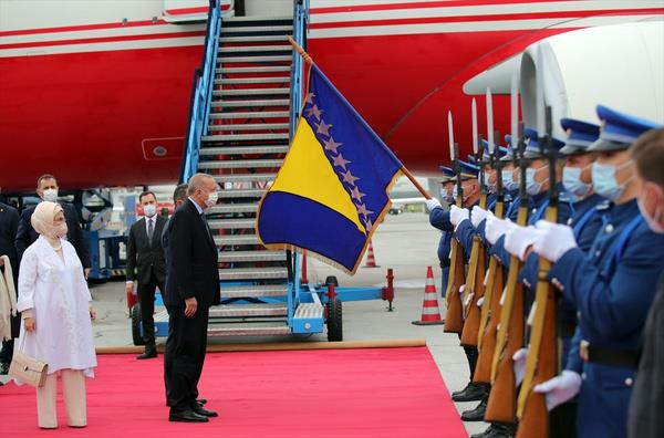 Bosna Hersek Devlet Bakanl Konseyi yelerince resmi trenle karlanacak Erdoan, grmelerin ardndan Bosna Hersek Devlet Bakanl Konseyi Bakan Zeljko Komi ve Konsey yeleriyle ortak basn toplants dzenleyecek.