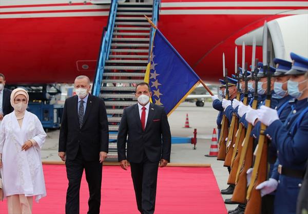 Cumhurbakan Erdoan ile ei Emine Erdoan, Kltr ve Turizm Bakan Mehmet Nuri Ersoy, Ticaret Bakan Mehmet Mu, Cumhurbakanl letiim Bakan Fahrettin Altun ve Cumhurbakanl Szcs brahim Kaln da Bosna Hersek'e geldi.