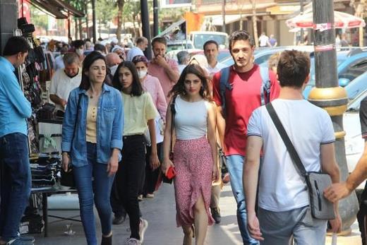 Alamada yzde 57,3 ile turuncu kategoride olan kentin en ilek caddelerinden Balar ilesi Sakarya Caddesi ile Sur ilesi Gazi Caddesi'nde alveri yapanlarn, ksmen maskesiz veya maskelerinin ene altnda olduu kameralara yansd.