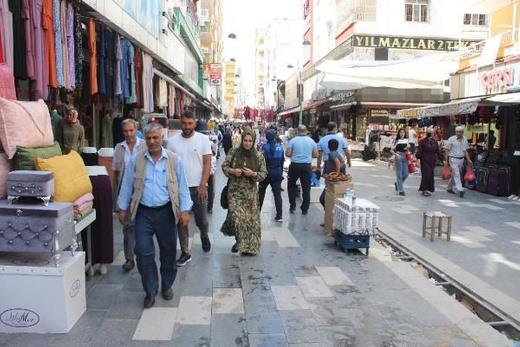 Delta varyantnn toplumsal dzeyde bulaclnn ok yksek olduunu bildiimiz bir ortamda ne yazk ki halen kontrol altna alnamad. Bu anlamda maske, mesafe ve hijyenin yannda kapal ortamlarda bir araya gelmemek ve temas sresini ksaltmak ok nemli. Pandemiye kar da en nemli aracmz olan alanmay bir an nce iki doz olacak ekilde toplumsal bakl salayacak dzeye kartmamz lazm" diye konutu.