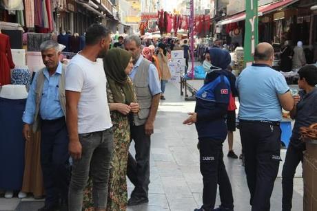 Trk Tabipler Birlii (TTB) Merkez Konsey yesi,  Hastalklar ve Tbbi Onkoloji Uzman Dr. Halis Yerlikaya, 4'nc pikin yaand Diyarbakr'da pandeminin hzla devam ettiini belirterek, "Toplum olarak pandemiye bedel demeye devam ediyoruz. Her ne kadar birinci doz alamada turuncu iller arasna alnsak da vaka says asndan halen krmzdayz. Diyarbakr alamada turuncuya gese de vaka says anlamnda krmzda olmaya devam ediyor.