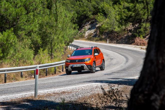 Yeni Duster 6 vitesli otomatik EDC anzman iki tekerlekten ekili TCe 150 motorla birlikte sunuluyor.