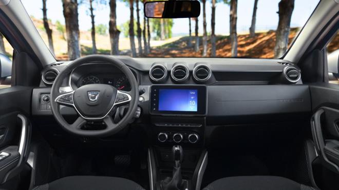 DAHA MODERN VE KONFORLU  MEKAN    Yeni Duster, yeni 8 inlik dokunmatik ekranyla iki farkl bilgi-elence sistemi seenei bulunuyor.    Orta konsol, kapakl 1,1 litrelik saklama alanna ve arka yolcular iin versiyona bal olarak iki adet USB arj soketine ev sahiplii yapyor.    Tm donanm seviyelerinde; entegre yol bilgisayar, otomatik uzun far etkinletirme ve direksiyon simidinde aydnlatmal kumandalara sahip hz snrlandrma standart olarak sunuluyor.