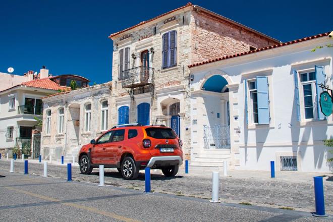 ECO-G 100 bg seeneindeki LPG deposunun kapasitesi yzde 50 artrlarak 49,8 litreye ulayor.     Her biri 50 litre kapasiteli iki yakt deposuyla yeni Dacia Duster, toplam 1.235 km?ye kadar menzile ulayor.