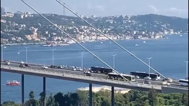 Alnan bilgiye gre, Stleme-Beylikdz seferini yapan metrobs, kprde arza yapt. Arza nedeniyle metrobsten inen yolcular, bir sre kpr stnde beklemek zorunda kald.