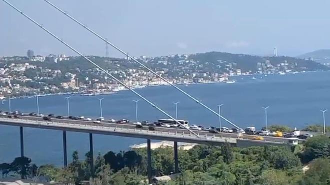 Yolcular, bir sre sonra arkadan gelen baka bir metrobse alnd.    Ara arzas nedeniyle kprnn Edirne istikametinde trafik younluu olutu.