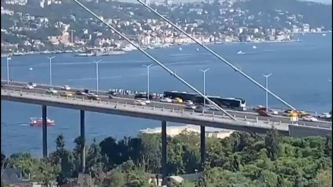 15 Temmuz ehitler Kprs'nde bir metrobsn arzalanmas nedeniyle yolcular aratan indirildi.