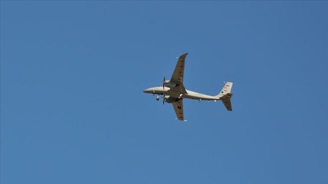 Trk savunma sanayisinin gvenlik glerinin envanterine kazandrd insansz hava aralarna Bayraktar AKINCI Taarruzi nsansz Hava Arac (THA) da ekleniyor.    Baykar tarafndan yerli ve milli imkanlarla gelitirilen Bayraktar AKINCI, yarn dzenlenecek trenle gvenlik glerinin kullanmna sunulacak.    nsansz hava aralarn yurt iinde ve dnda etkin ekilde kullanan gvenlik gleri, AKINCI ile yeni operasyonel kabiliyetler kazanacak.