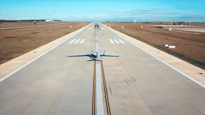 Sava uaklarnn ykn azaltacak Bayraktar AKINCI THA ile hava bombardman da icra edilebilecek. Trkiye'de milli olarak gelitirilen hava-hava fzeleriyle donatlacak AKINCI THA, bylece hava hedeflerini de etkisiz hale getirebilecek.  <br>  Kendi snfnda dnyann en ileri teknolojik zelliklerine sahip Bayraktar AKINCI THA, yerli ve milli olarak retilen MAM-L, MAM-C, MAM-T, Nfuz Edici Bomba, Cirit, L-UMTAS, Bozok, MK-81, MK-82, MK-83, Kanatl Gdm Kiti (KGK)-MK-82, Gkdoan, Bozdoan, SOM-A, Hassas Gdm Kiti (HGK), Lazer Gdm Kiti (LGK) gibi mhimmat, fze, bomba ve gdm kitleriyle donatlacak.