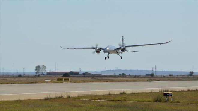 Bayraktar AKINCI, 22 Nisan'da yaplan ilk at testinde milli olarak gelitirilen akll mhimmatlar MAM-C, MAM-L ve ilk kez kullanlan MAM-T ile hedefleri baaryla vurdu, 5 Temmuz'da yaplan at testinde de ilk defa harp balkl mhimmatlar kullanld. Canl mhimmatlarla yaplan at testinde de AKINCI'dan atlan mhimmatlar hedefleri tam isabetle vurdu.  <br>  YAPAY ZEKA VE FAYDALI YK  <br>  Bayraktar AKINCI, yksek faydal yk kapasitesiyle envanterdeki Bayraktar TB2 ve Anka'dan daha etkin ate gc ve daha gelimi ekipmanla Trk Silahl Kuvvetlerinin gklerdeki g arpan olacak.  <br>  AKINCI, 40 bin feet irtifaya kadar ykselebilen, 24 saat uu gerekletirebilen, 6 ton kalk arlna ve 1,5 ton faydal yk tama kapasitesine sahip olarak gelitirildi.  <br>  Taarruzi HA sistemi, tad elektronik destek podu, uydu haberleme sistemleri, hava-hava radarlar, engel tespit radar, sentetik aklkl radar gibi ok daha gelimi faydal yklerle grev yapacak.  <br>  Bayraktar AKINCI THA, ok ekirdekli yapay zeka bilgisayaryla sensrlerden ald verileri ileyerek karar verme kabiliyetine de sahip olacak.<br>Baykar mhendislerince gelitirilen yapay zeka bilgisayarlar sayesinde AKINCI THA, gelimi rota ve grev planlama fonksiyonlarn yrtebilecek. Yapay zeka sistemi sayesinde hedefler daha etkin ekilde tespit edilebilecek.