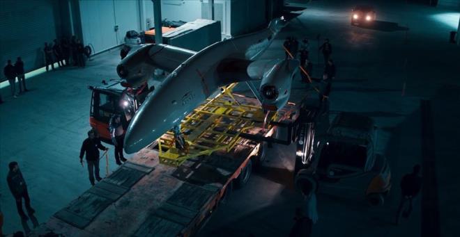 Tam Otomatik Uu Kontrol ve 3 Yedekli Otopilot Sistemi'yle yer sistemlerine baml olmakszn otomatik ini kalk yapabilen Bayraktar AKINCI THA, ift Yedekli SATCOM ile haberleme menzili bulunmakszn uydu vastasyla komuta edilebilecek.