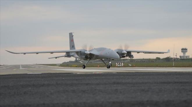 Bayraktar AKINCI'y gelitirme srecinde 3 prototip retildi. AKINCI ilk uuunu 6 Aralk 2019'da gerekletirdi. Prototip aralarn ardndan ilk uaklarn seri retimine baland.    Test faaliyetleri, orlu Hava Meydan Komutanlndaki Bayraktar AKINCI Uu Eitim ve Test Merkezi'nde prototip aralarla yrtld.    AKINCI, gelitirilme srecinde nemli baarlara imza att. Milli olarak gelitirilen bir hava aracyla ulalan en yksek irtifaya kan Bayraktar AKINCI, Trk havaclk tarihinin irtifa rekorunu krd. Gkyznde 38 bin 39 feet (11 bin 594 metre) ykseklie kan Bayraktar AKINCI, 25 saat 46 dakika havada kald. Bayraktar AKINCI, test ve eitim uularnda 1000'den fazla sorti yapt.