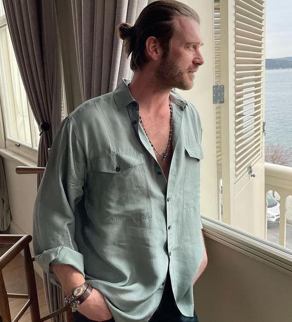 Uzun sredir ekranlarda grnmeyen karizmatik oyuncu Kvan Tatltu, yeni projeler ile ekranlara dnme hazrlnda... Tatltu, Netflix dijital platformunda "Bir Denizalt Hikayesi" adl projede yer ald. Dizinin ekimleri biterken Tatltu, yeni bir projeye daha dhil oldu. klar Bayram? adl sinema filminde yer alacak olan nl oyuncu, filmde hangi rolde yer alaca da belli oldu.