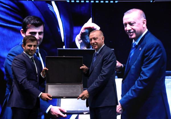 Cumhurbakan Erdoan, Bayraktar AKINCI THA'nn taksi, kalk ve alak uuunu izledikten sonra hava aralarnn kontrol merkezine girerek incelemelerde bulundu.